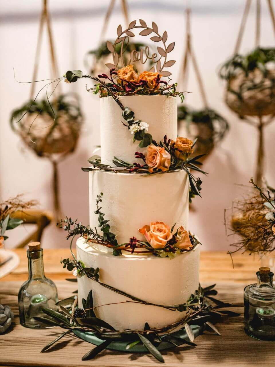 Hochzeitstorten Da Rino Bottrop weiss mit Zweigen und Rosen