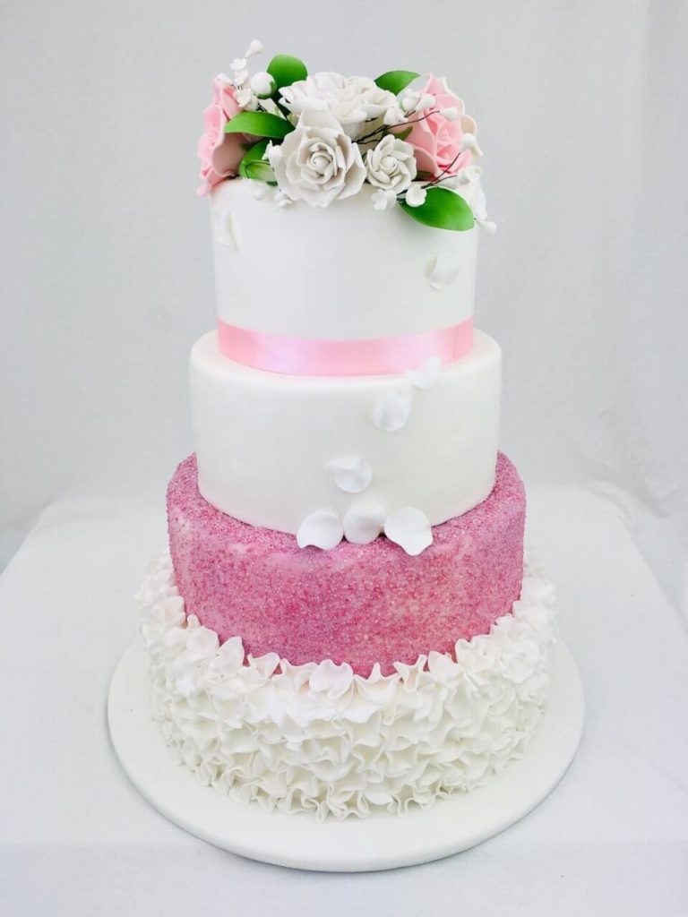 Hochzeitstorten Da Rino Bottrop weiss pink mit Blütenblättern und Rosen