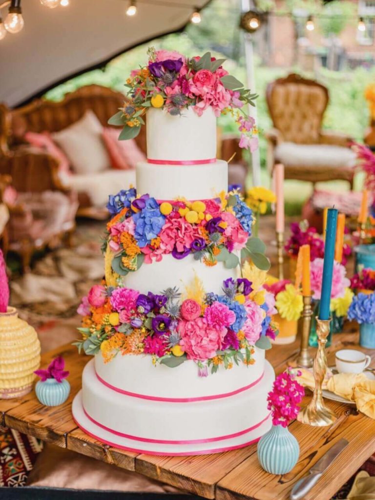 Hochzeitstorten Da Rino Bottrop weiss vier stöckig mit Blumen