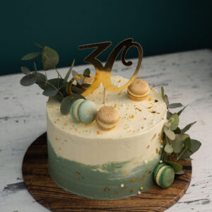 Moderne Geburtstagstorte mit Macarons und Eukalyptus
