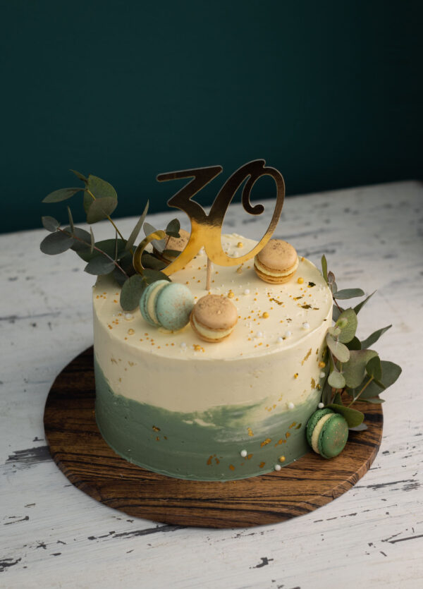 Moderne Geburtstagstorte mit Macarons und Eukalyptus