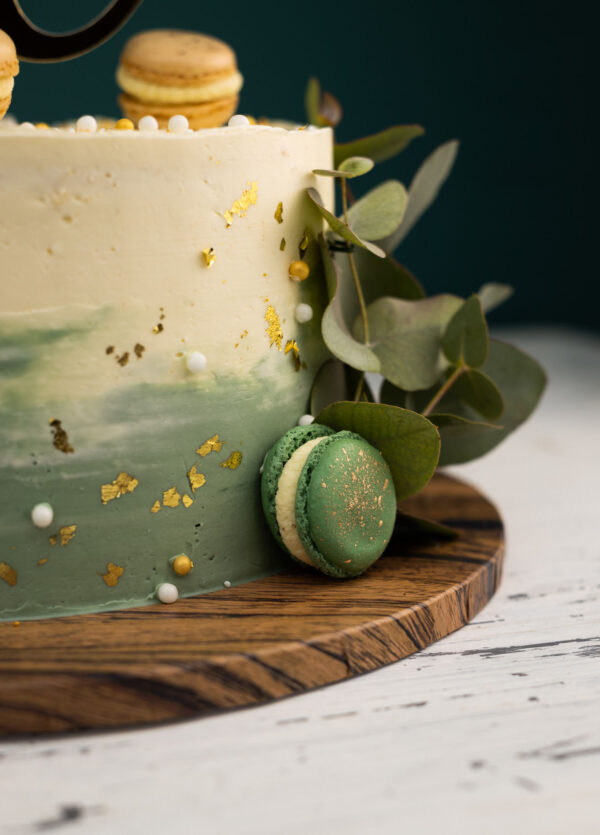 Moderne Geburtstagstorte mit Macarons und Eukalyptus