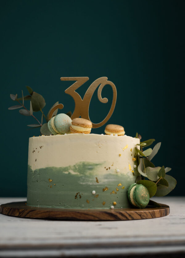 Moderne Geburtstagstorte mit Macarons und Eukalyptus