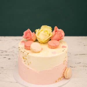 Rose Buttercremetorte mit Rosen und Blattgold