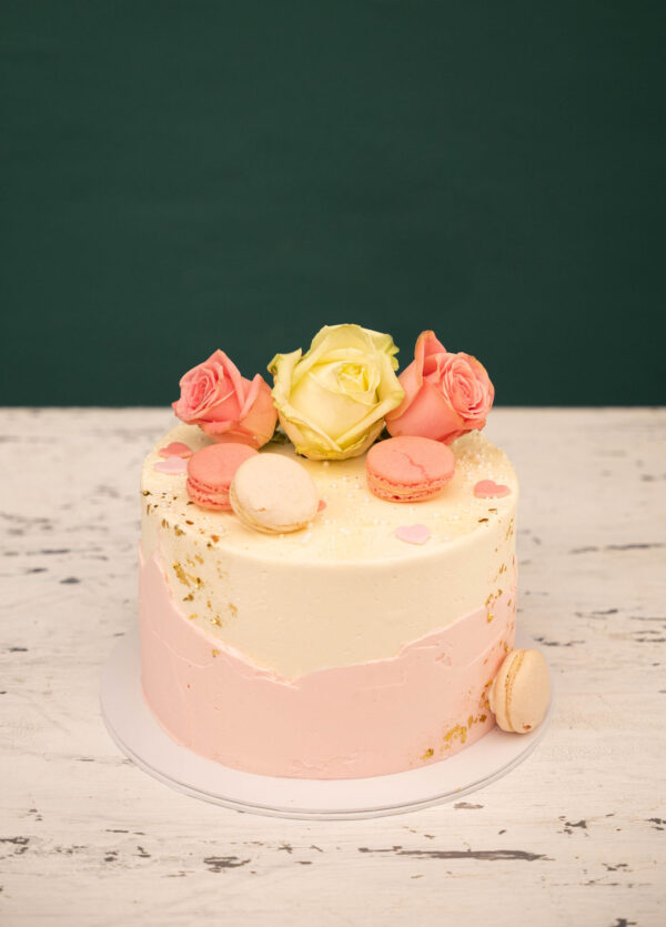 Rose Buttercremetorte mit Rosen und Blattgold
