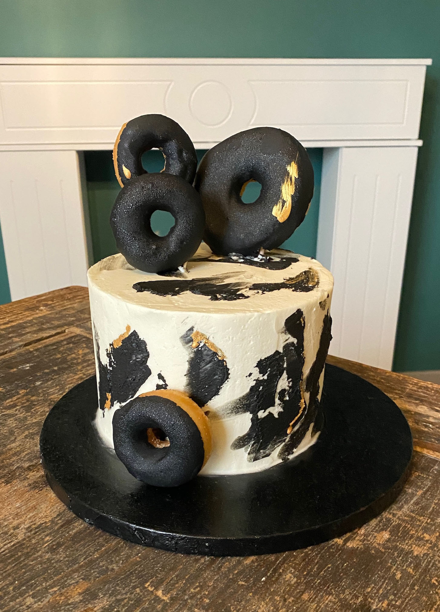 schwarz-weiss-geburtstagstorte-donut-gold-torte Schwarz weiße Donut Torte