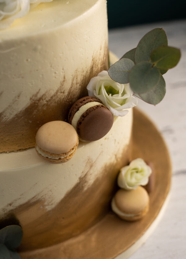 Goldene Macaron Hochzeitstorte Detail