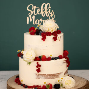 Semi Naked Hochzeitstorte mit frischen Beeren