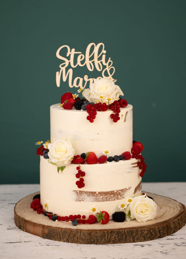 Semi Naked Hochzeitstorte mit frischen Beeren