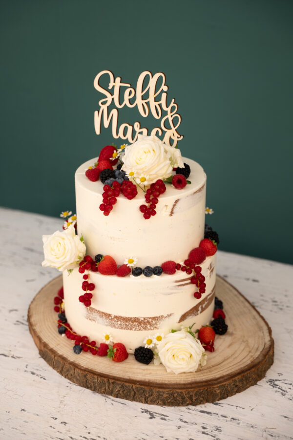 Semi Naked Hochzeitstorte mit frischen Beeren